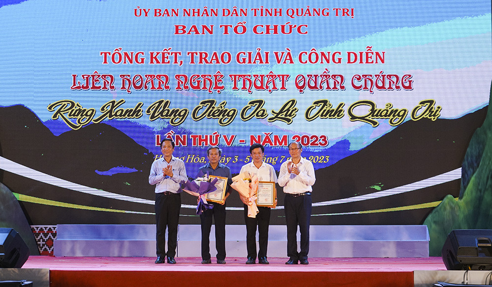 Ph&oacute; Chủ tịch UBND tỉnh Quảng Trị Ho&agrave;ng Nam v&agrave; Trưởng ban gi&aacute;m khảo Nguyễn Huy H&ugrave;ng trao tặng giải A cho c&aacute;c đo&agrave;n